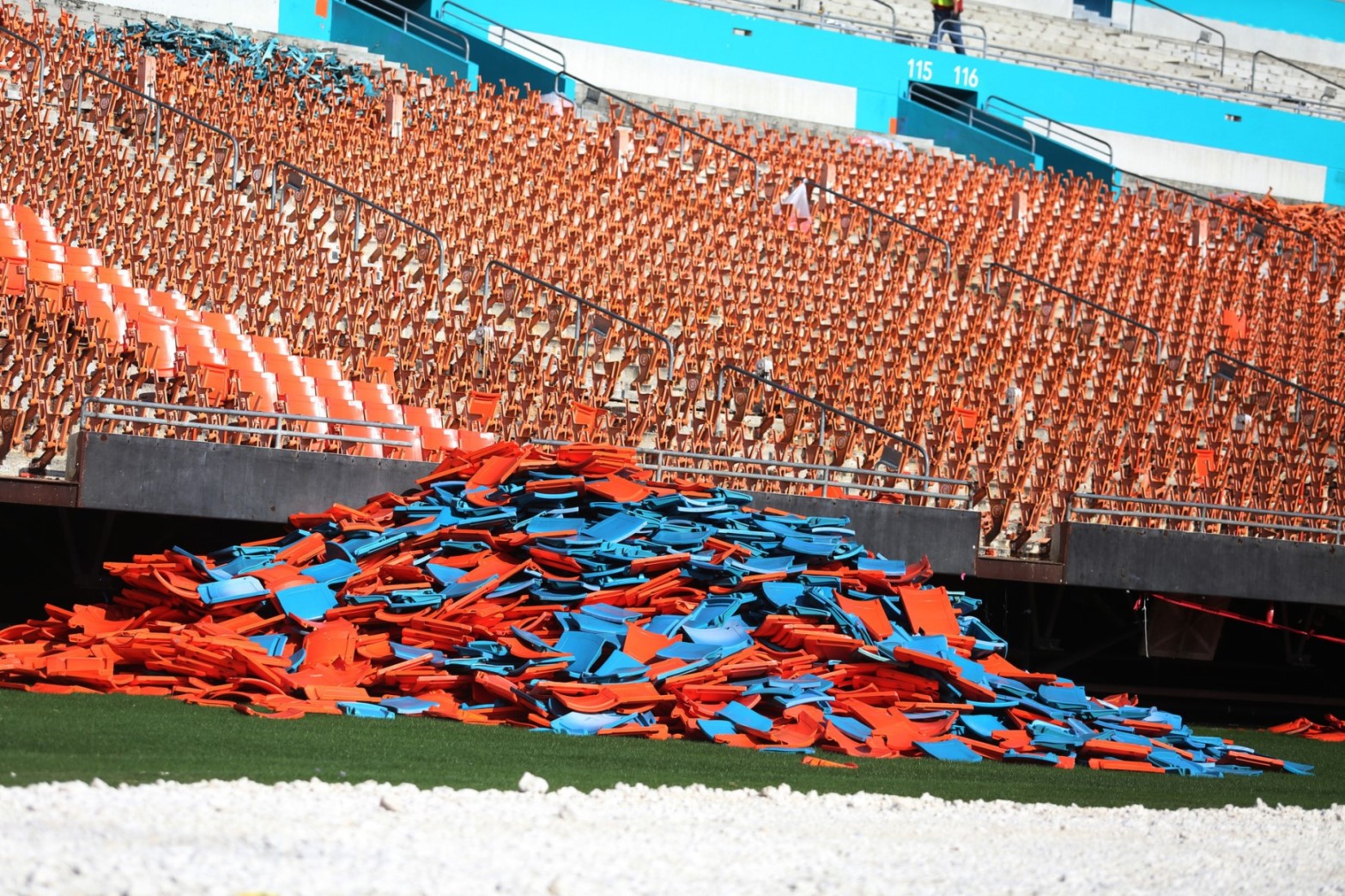 sfl-d1dolphins-sell-old-sun-life-stadium-seats-20150706.jpg